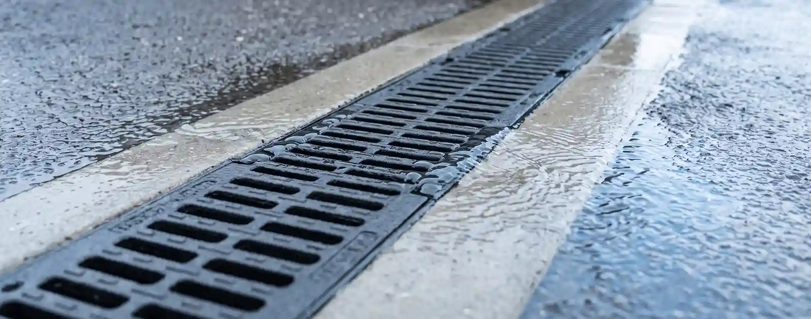 Ruszt odwodnienia liniowego na mokrej nawierzchni parkingu